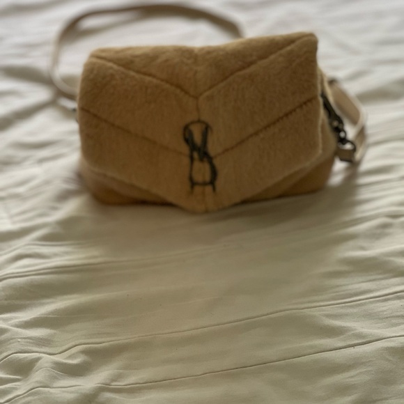 Steve Madden Btoy small quilted cross body bag in taupe faux fur - Picture 14 of 14